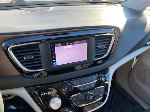 Used 2024 Chrysler Voyager LX image 20