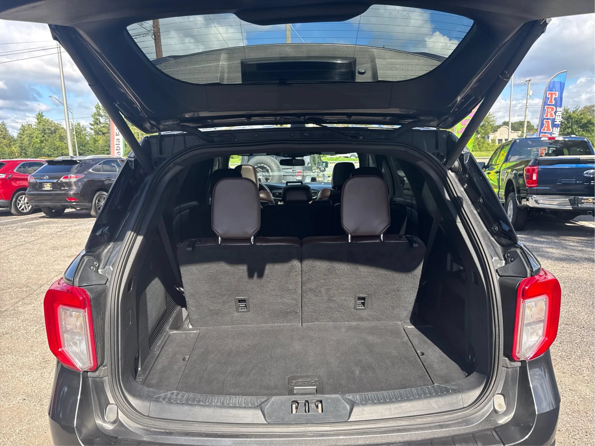 Used 2020 Ford Explorer Platinum w/ Premium Technology Package AWD/4WD image 12