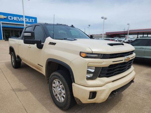 Used 2024 Chevrolet Silverado 2500 LT AWD/4WD image 3