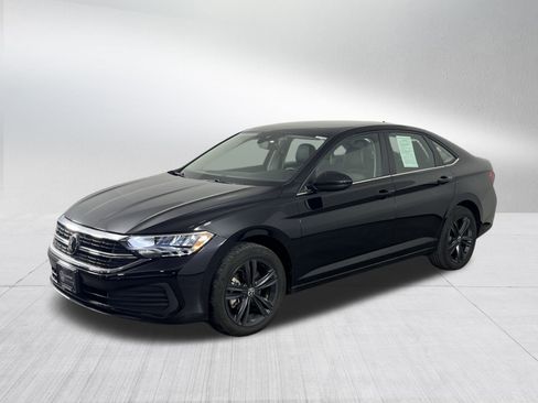 Certified 2023 Volkswagen Jetta SE w/ Panoramic Sunroof Package image 3