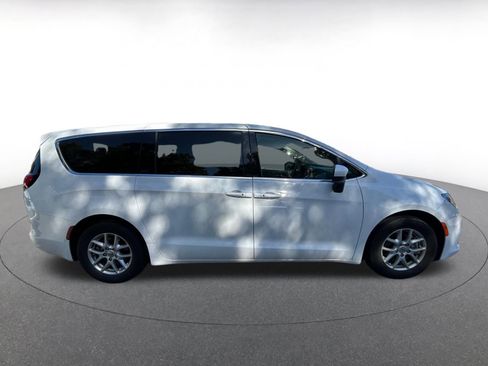 Used 2022 Chrysler Voyager LX image 8