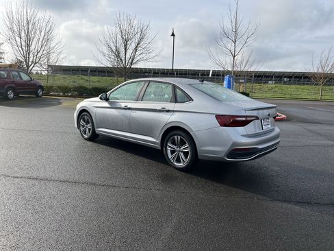 Used 2024 Volkswagen Jetta SE image 3