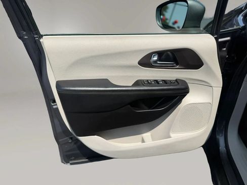 Used 2019 Chrysler Pacifica Touring-L FWD image 11