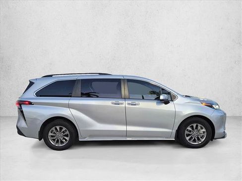 Used 2024 Toyota Sienna XLE FWD image 4