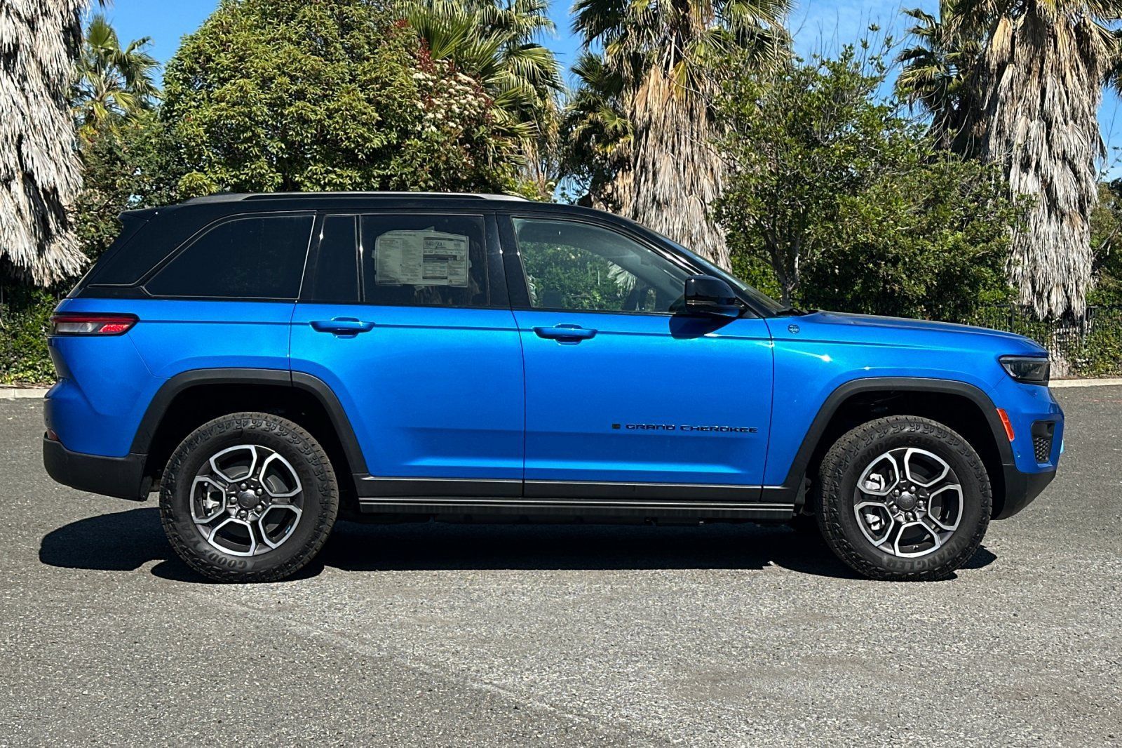 New 2023 Jeep Grand Cherokee Trailhawk w/ Advanced Protech Group II AWD/4WD image 2