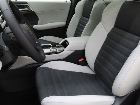 Used 2025 Mitsubishi Outlander SE FWD image 10