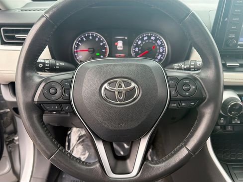 Used 2020 Toyota RAV4 XLE Premium image 18