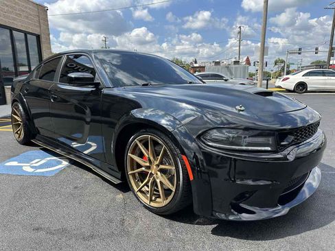 Used 2017 Dodge Charger R/T Scat Pack w/ Beats Audio Group RWD image 3