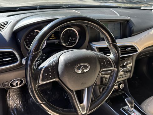 Used 2017 INFINITI QX30 Premium w/ Navigation Package FWD image 12