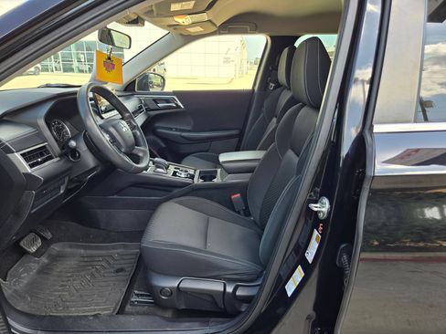 Used 2023 Mitsubishi Outlander ES FWD image 9