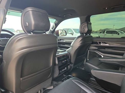 Used 2022 Jeep Wagoneer Series III w/ Flexible Seating Group image 11