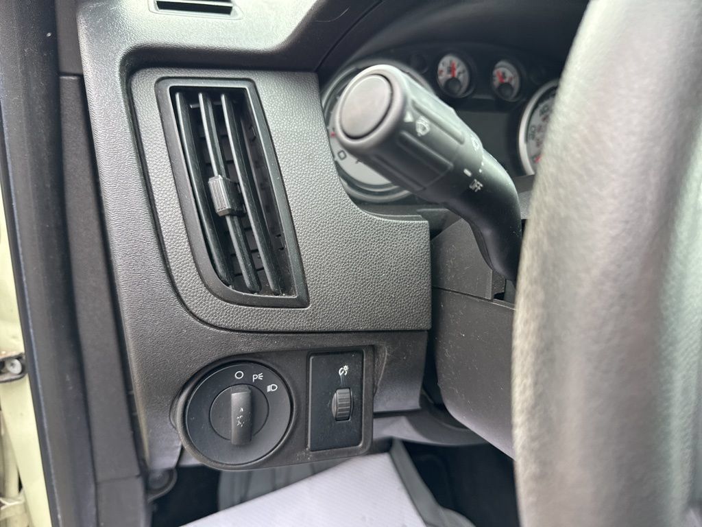 Used 2010 Ford Focus SE FWD image 11