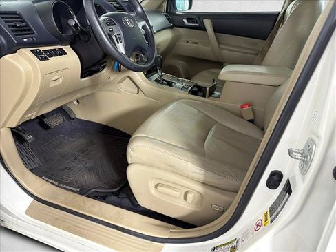 Used 2013 Toyota Highlander Plus FWD image 9