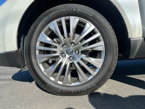 Used 2021 Toyota Venza Limited image 39