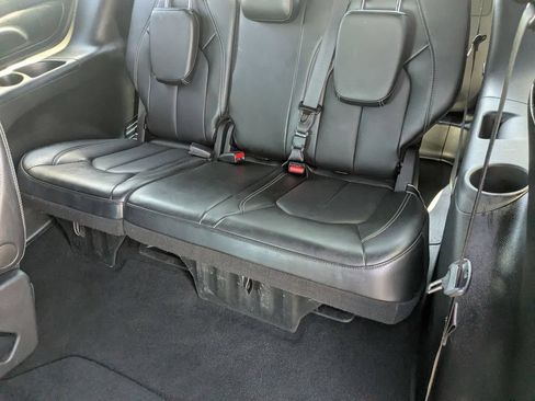 Used 2025 Chrysler Pacifica Select FWD image 17