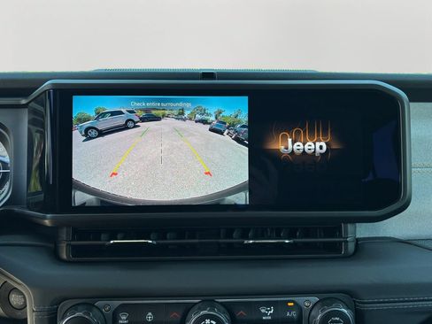 Used 2025 Jeep Wrangler Unlimited Sahara AWD/4WD image 26