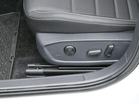 Used 2023 Volkswagen Jetta SE image 14