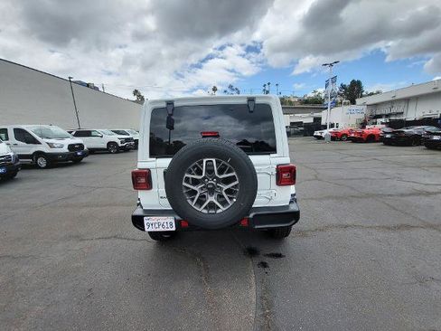 Used 2025 Jeep Wrangler Unlimited Sahara AWD/4WD image 7