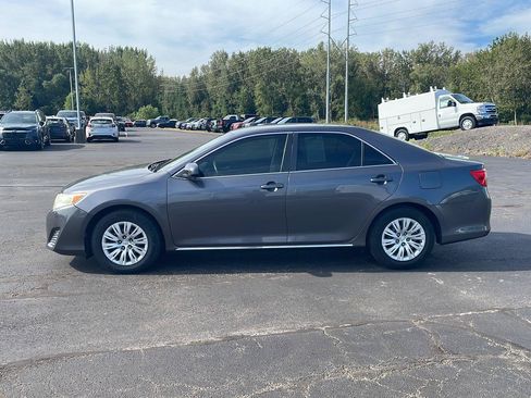 Used 2014 Toyota Camry LE FWD image 2