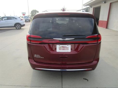Used 2021 Chrysler Pacifica Touring-L image 9