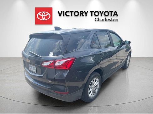 Used 2021 Chevrolet Equinox LS w/ LS Convenience Package AWD/4WD image 2