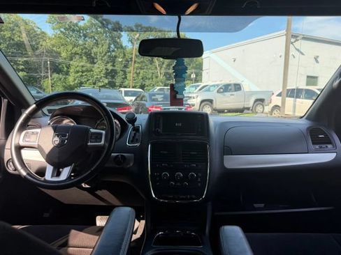 Used 2014 Dodge Grand Caravan SXT w/ UConnect Hands-Free Group FWD image 16