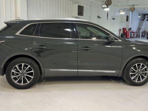 Used 2022 Lincoln Nautilus FWD image 2