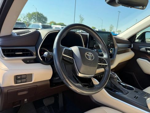Used 2021 Toyota Highlander XLE FWD image 11