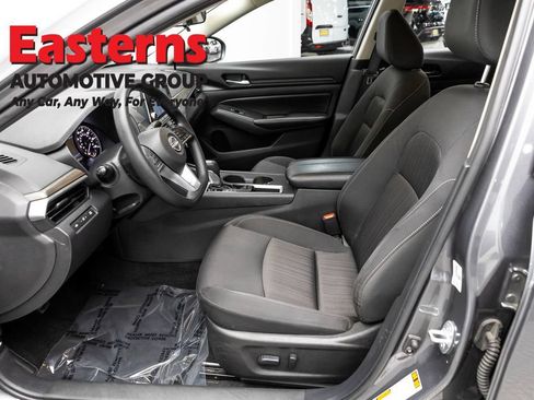 Used 2025 Nissan Altima 2.5 SV FWD image 14
