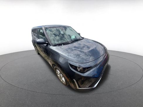 Used 2025 Kia Soul LX w/ LX Technology Package FWD image 2