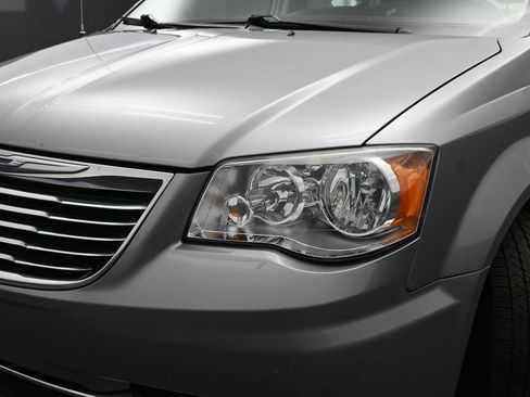 Used 2014 Chrysler Town & Country Touring-L FWD image 38