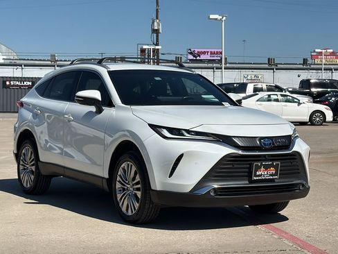 Used 2024 Toyota Venza Limited image 3