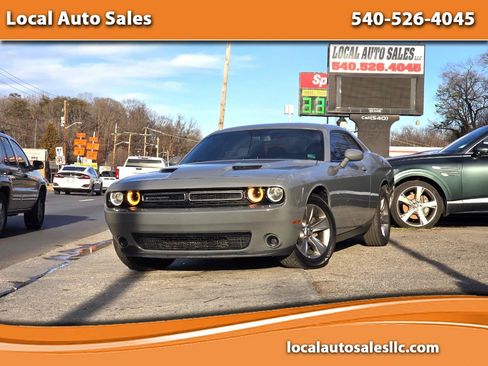 Used 2019 Dodge Challenger SXT image 1