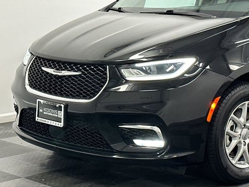 Used 2024 Chrysler Pacifica Touring-L image 2