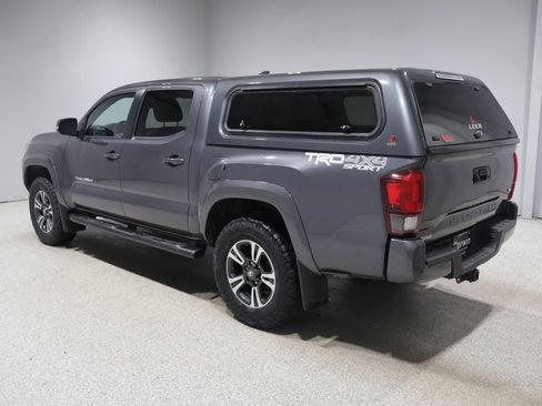 Used 2018 Toyota Tacoma TRD Sport AWD/4WD image 5