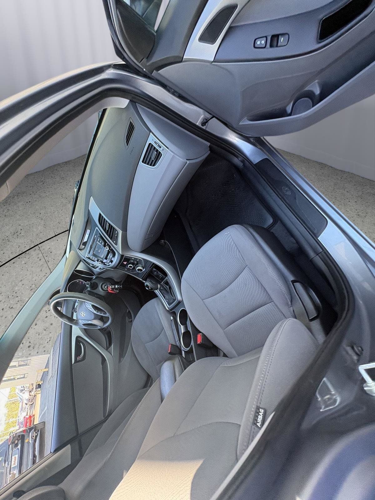 Used 2015 Hyundai Elantra SE w/ Option Group 02 FWD image 15