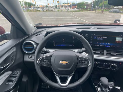 Used 2025 Chevrolet Trax LT w/ LT Convenience Package FWD image 32