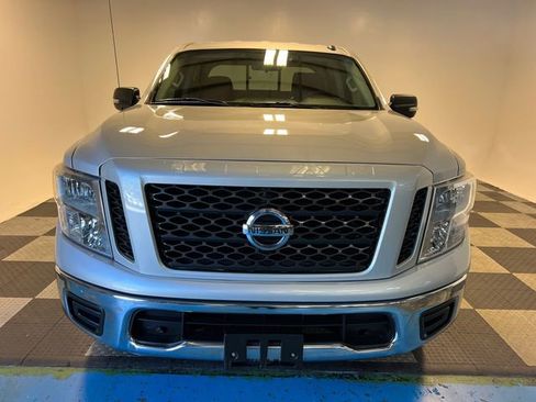 Used 2019 Nissan Titan SV image 2