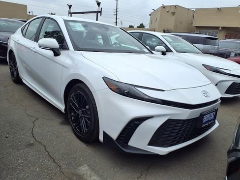 Used 2025 Toyota Camry SE image 2