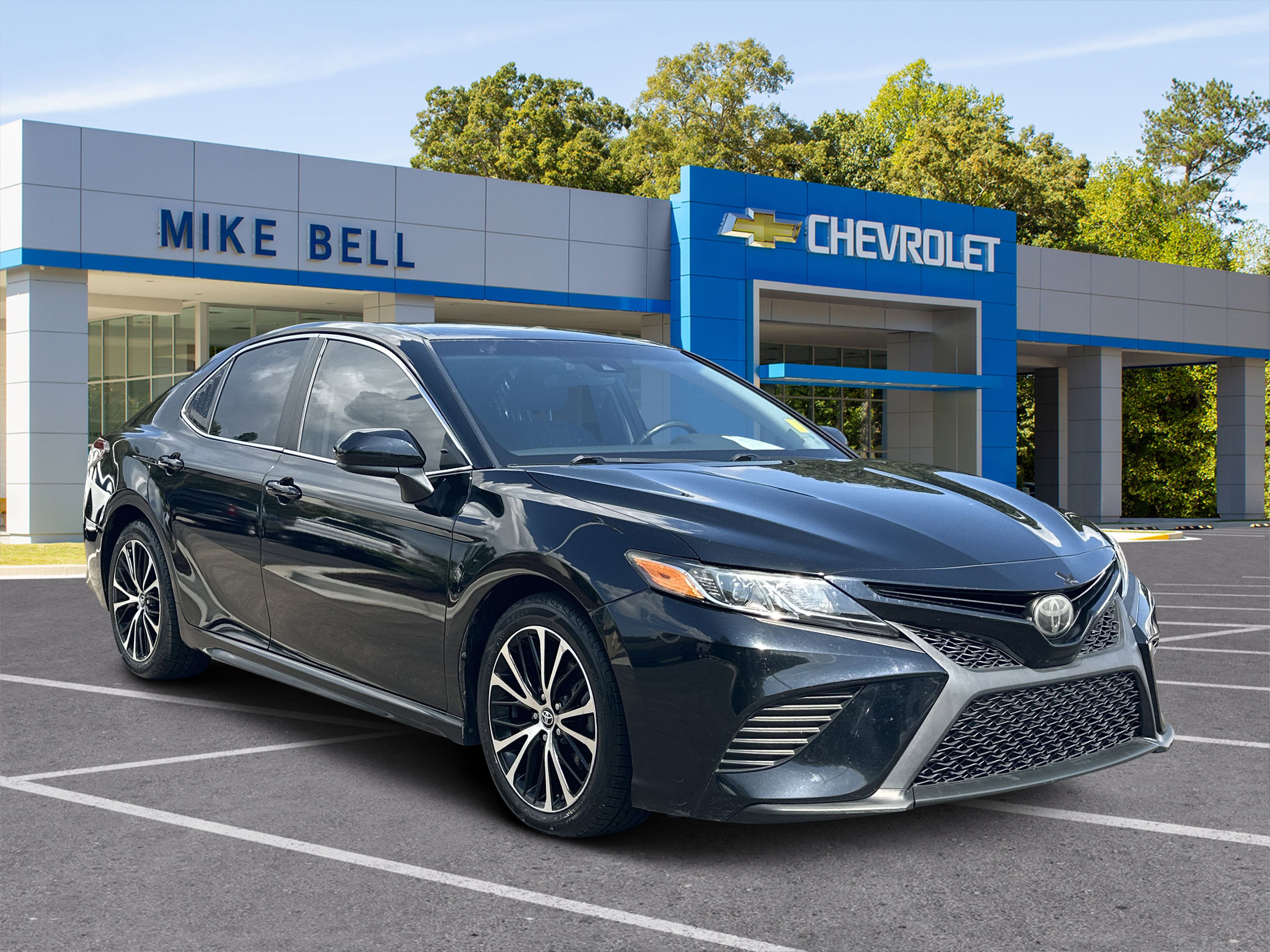 Used 2018 Toyota Camry SE FWD image 1