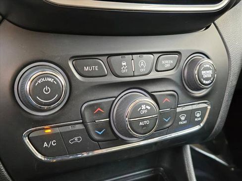 Used 2019 Jeep Cherokee Overland w/ Technology Group image 15