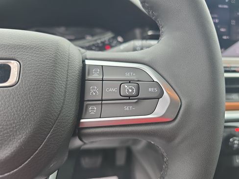 Used 2025 Jeep Compass Limited w/ Sun & Sound Group AWD/4WD image 17