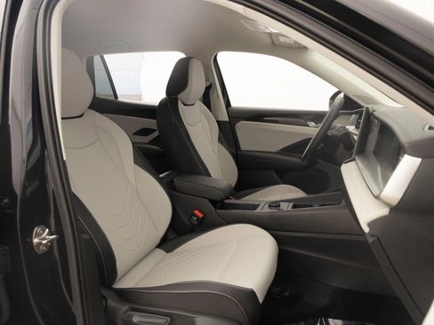 Used 2025 Volkswagen Tiguan SE image 26