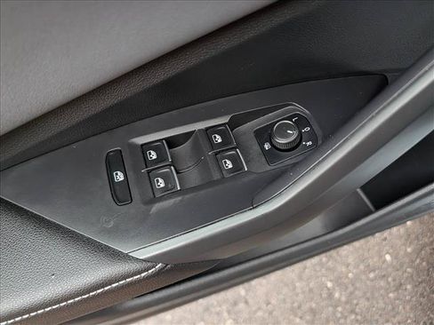 Certified 2025 Volkswagen Jetta SE w/ Sunroof Package FWD image 27