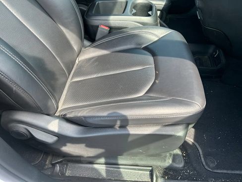 Used 2025 Chrysler Pacifica Select FWD image 36
