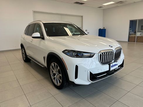 Used 2024 BMW X5 xDrive40i w/ Premium Package AWD/4WD image 4