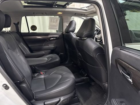Used 2022 Toyota Highlander Platinum AWD/4WD image 34