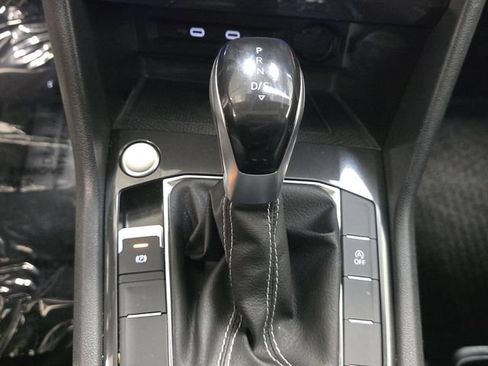 Certified 2022 Volkswagen Tiguan SE FWD image 21