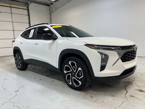 Used 2025 Chevrolet Trax RS w/ Driver Confidence Package image 7