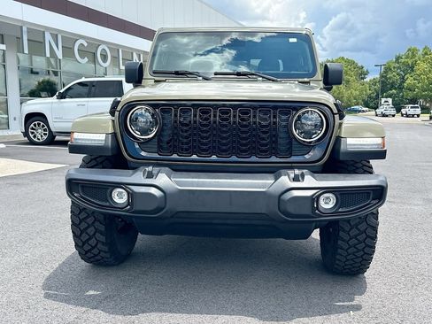 Used 2025 Jeep Gladiator Sport AWD/4WD image 5